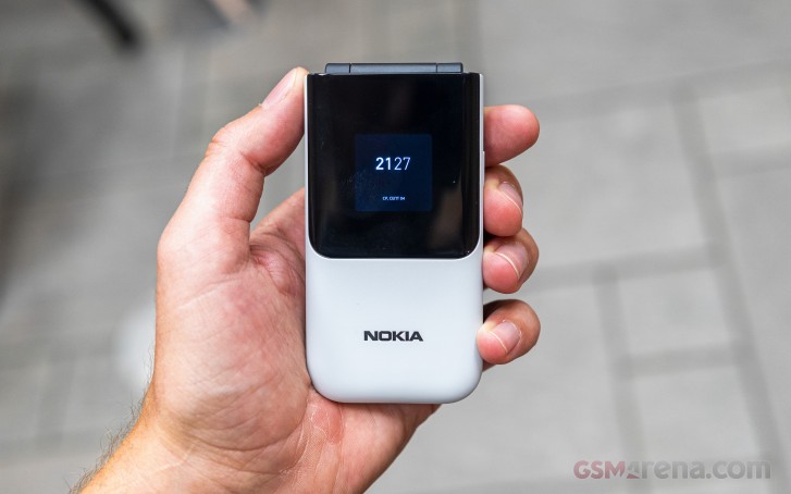 Nokia 2720 Hands-On: Flip phone makes a comeback! 