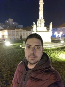 Nighttime selfie samples, Portrait Mode off/on - f/2.0, ISO 1250, 1/10s - OnePlus 7T long-term review