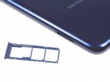 Triple card slot on the left - Samsung Galaxy M20 review