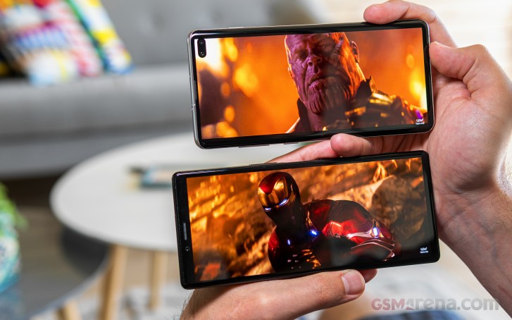 Regenboog condensor Bestuurbaar Sony Xperia 1 vs. Samsung Galaxy S10+: Lab tests - display, battery life,  loudspeaker, audio quality