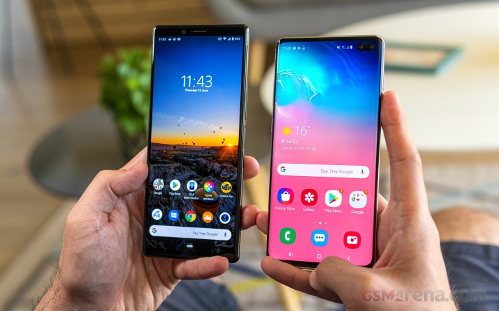 Sony Xperia 1 vs. Samsung Galaxy S10+: Retail bundle, design