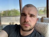 Apple iPhone SE (2020) 7MP selfie portraits - f/2.2, ISO 20, 1/121s - Apple iPhone SE 2020 review