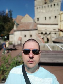 Daytime selfies, portrait mode off/on - f/2.2, ISO 50, 1/4943s - Poco F2 Pro long-term review