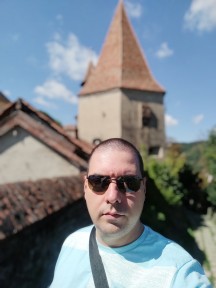 Daytime selfies, portrait mode off/on - f/2.2, ISO 50, 1/4264s - Poco F2 Pro long-term review