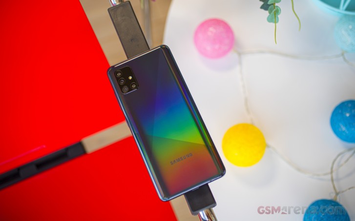 Galaxy a51 висит на заставке