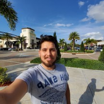 Selfies with the ultrawide camera - f/2.2, ISO 50, 1/2198s - Samsung Galaxy Z Flip review