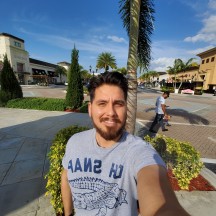 Selfies with the ultrawide camera - f/2.2, ISO 50, 1/2551s - Samsung Galaxy Z Flip review