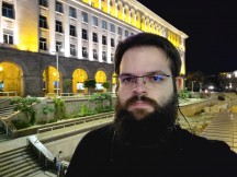 Selfie 10MP camera low-light samples - f/2.2, ISO 2000, 1/12s - Samsung Galaxy Z Fold2 review