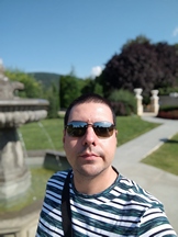 Selfies, daytime, portrait mode off/on - f/2.3, ISO 50, 1/2097s - Xiaomi Mi 10 Pro long-term review