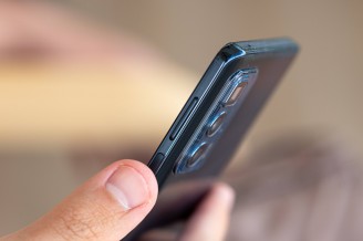 Right thumb reaches the FPR okay - Motorola Edge 20 Pro review