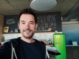 Selfie samples, 16MP, wide mode - f/2.5, ISO 650, 1/50s - Motorola Moto G72 review