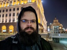 Samsung Galaxy S22+: Night mode selfie samples - f/2.2, ISO 1250, 1/11s - Samsung Galaxy S22+ review
