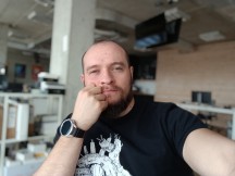 Selfies: Portrait - f/2.2, ISO 114, 1/33s - Xiaomi Poco M5 review