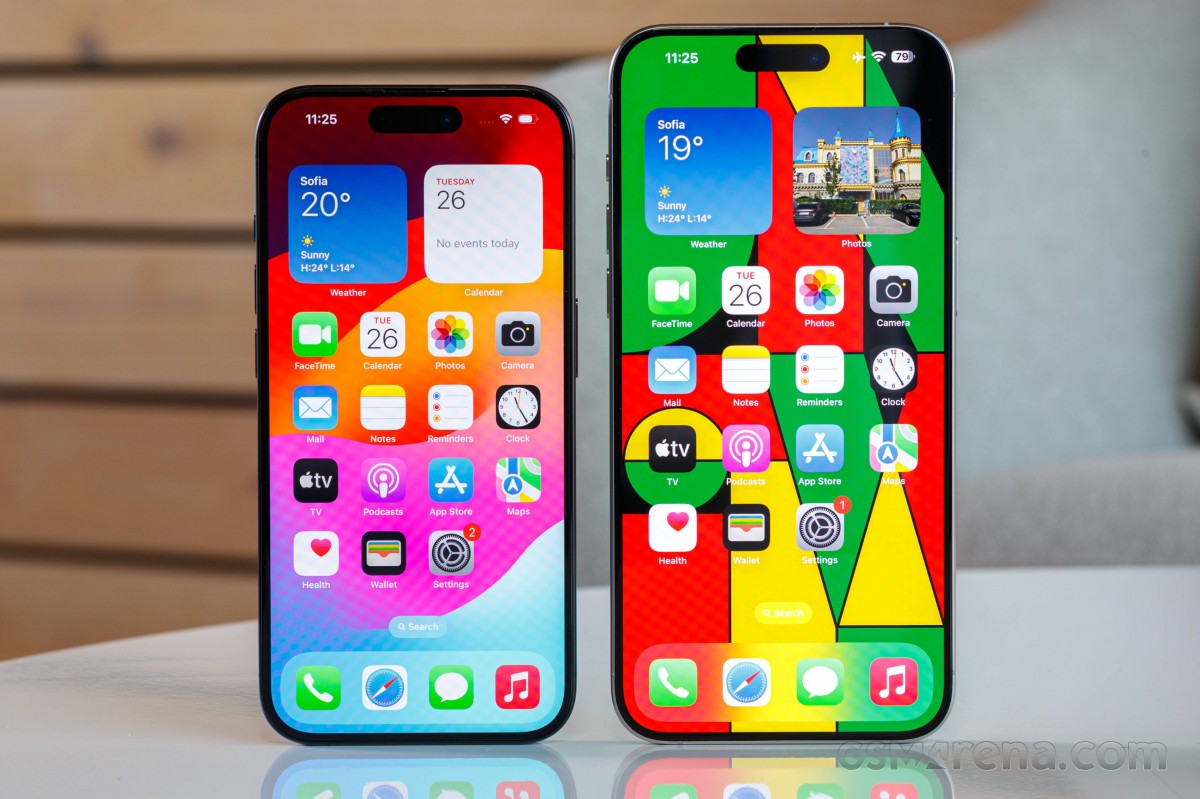 iPhone 15 Pro (left) next to iPhone 15 Pro Max