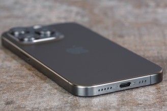 پایین با پورت USB-C - بررسی Apple iPhone 15 Pro