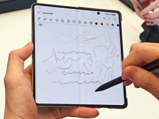 Stylus can be used on both displays - Honor Magic V2 hands-on review