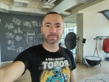 Selfies, 16MP primary camera - f/1.7, ISO 403, 1/100s - Motorola Razr 40 review