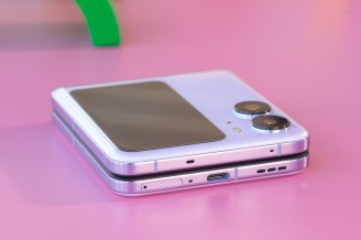 Bottom speaker - Oppo Find N2 Flip review