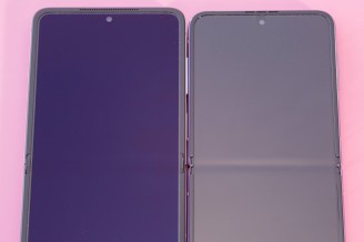 Creases from different angles: Oppo (left) vs. Samsung - Oppo Find N2 Flip review