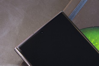 گوشی/بلندگوی بالایی (نازک ترین شکاف بین شیشه و قاب) - بررسی Samsung Galaxy S23 Ultra