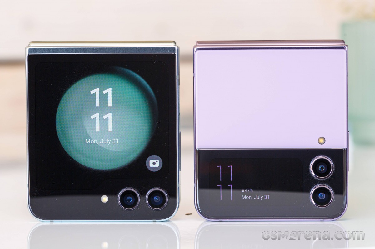 Galaxy Z Flip5 (left) next to Z Flip5 - 3.4 vs 1.9 inches