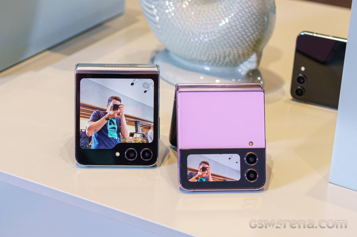 Galaxy Z Flip5 (left) next to Galaxy Z Flip4