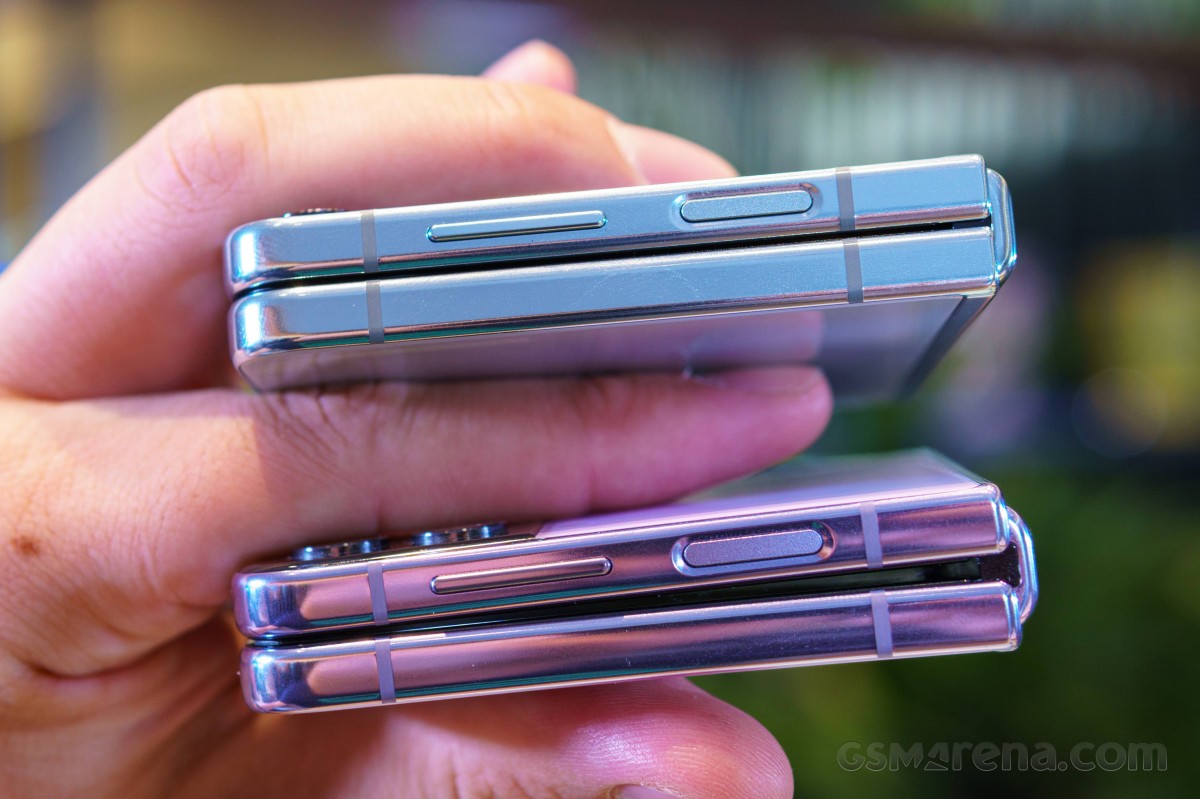 Galaxy Z Flip5 (top) compared to Galaxy Z Flip4