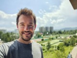 Selfie samples, internal camera, Portrait mode - f/2.0, ISO 50, 1/680s - vivo X Flip review