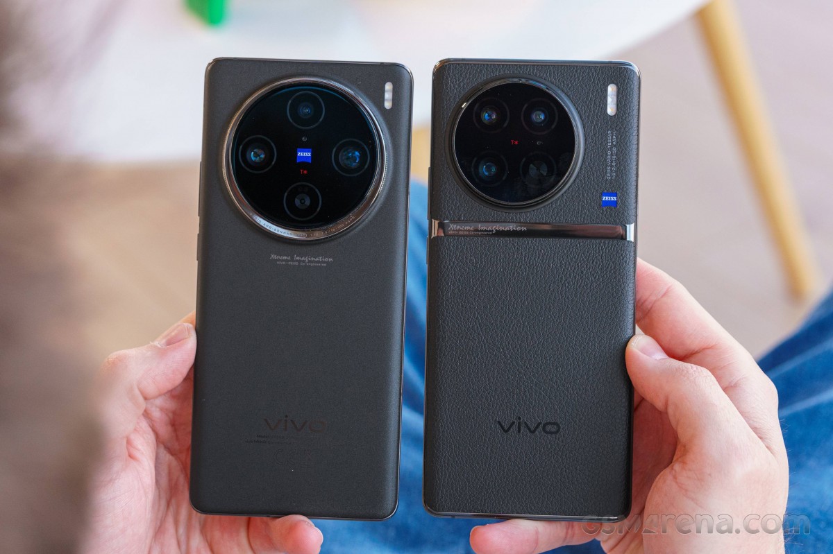 vivo X100 Pro (left) next to vivo X90 Pro