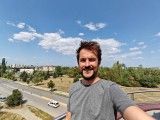 Selfie örnekleri, ultra geniş kamera (0.6x) - f/2.2, ISO 50, 1/1000s - Honor Magic V3 incelemesi