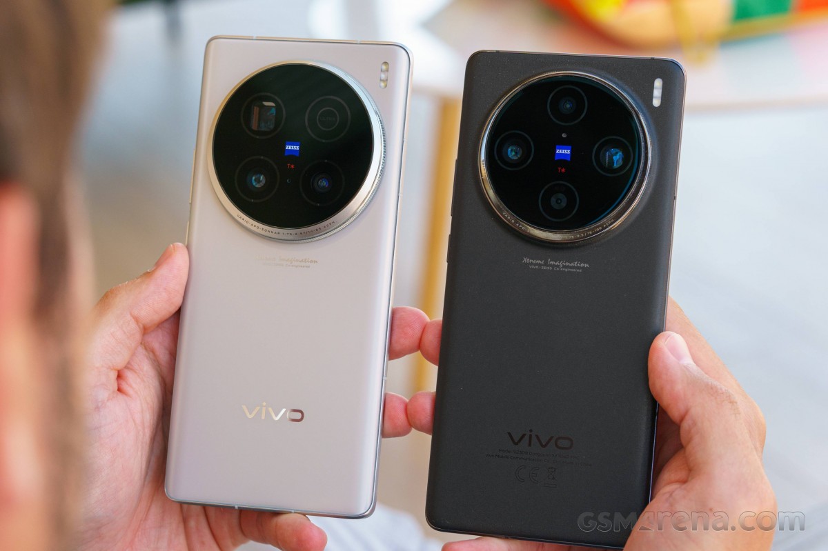 vivo X100 Ultra (left) next to X100 Pro