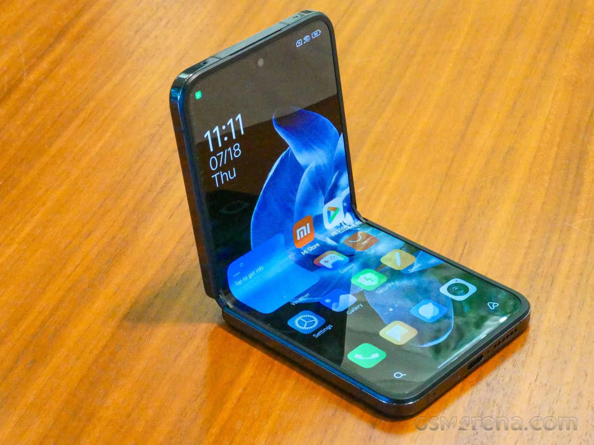 Xiaomi Mix Flip and Mix Fold 4 hands-on review: Xiaomi Mix Flip hands ...