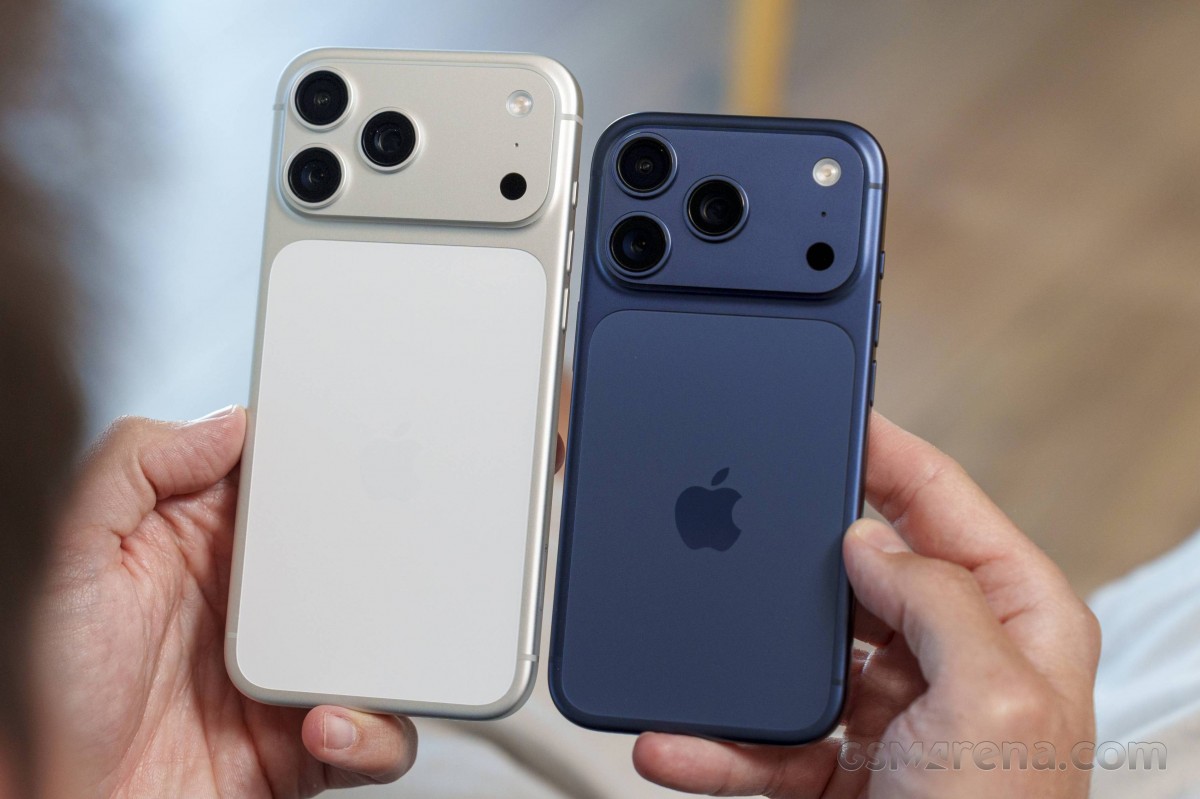 iPhone 17 Pro Max (слева) рядом с iPhone 17 Pro