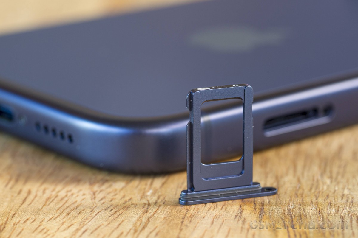 Версии, поддерживающие только eSIM, имеют на одно отверстие меньше для защиты от непогоды