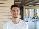2x people shots: Photo mode - f/1.8, ISO 500, 1/150s - Oneplus 15 review
