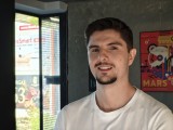 3.5x people shots: Photo mode - f/2.8, ISO 400, 1/88s - Oneplus 15 review