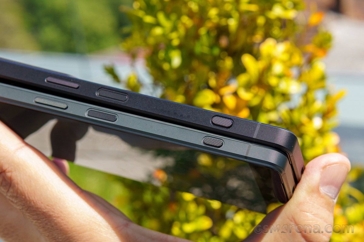 Xperia 1 VI (bottom, Khaki green) next to Xperia 1 VII (Slate Black)