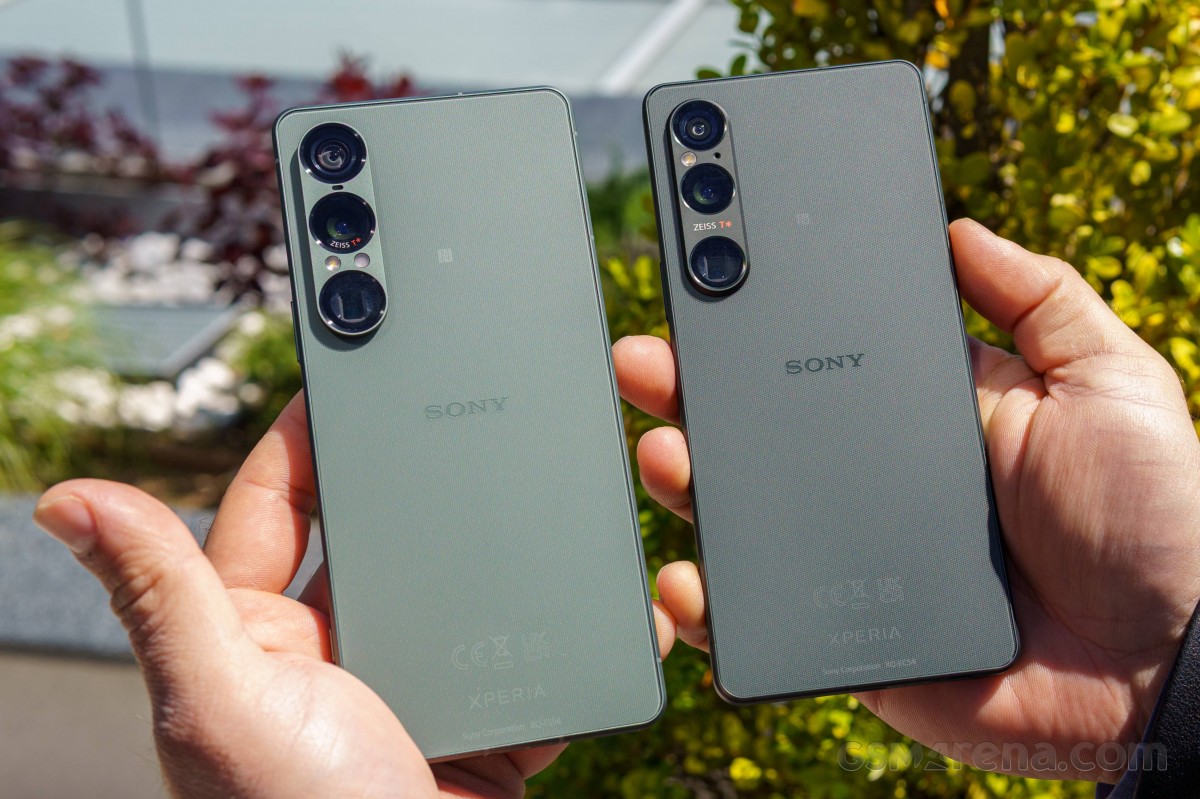 Xperia 1 VII (left, Moss Green) next to Xperia 1 VI (Black)