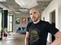 Portraits, wide angle: vivo X200 Ultra (24mm) - f/2.0, ISO 300, 1/100s - Ultra camera comparison