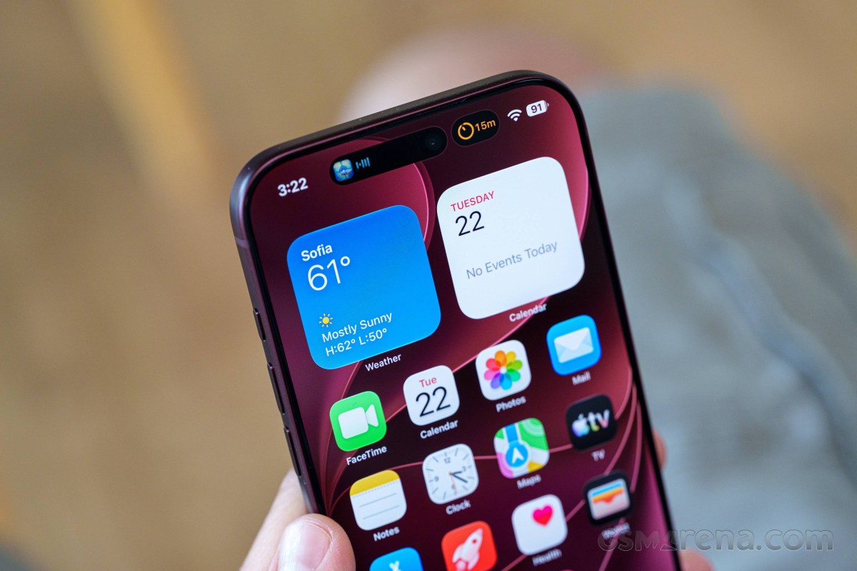Благодаря уменьшенному размеру динамического острова, iOS 27 теперь позволяет запускать три активных мини-активности в режиме реального времени на iPhone 18 Pro Max.