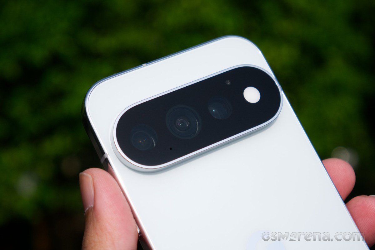 google-pixel-11-pro-hands-on-review-design-display-and-charging