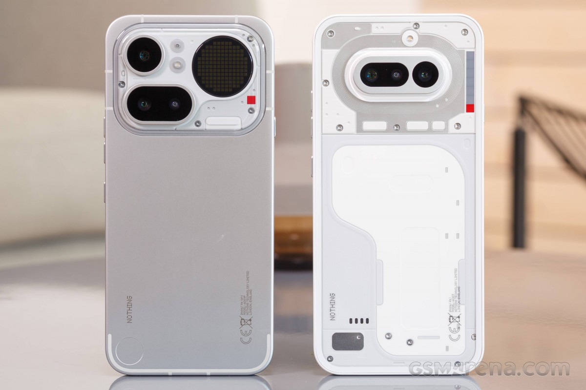 Слева: Nothing Phone (4a) Pro • Справа: Nothing Phone (4a)