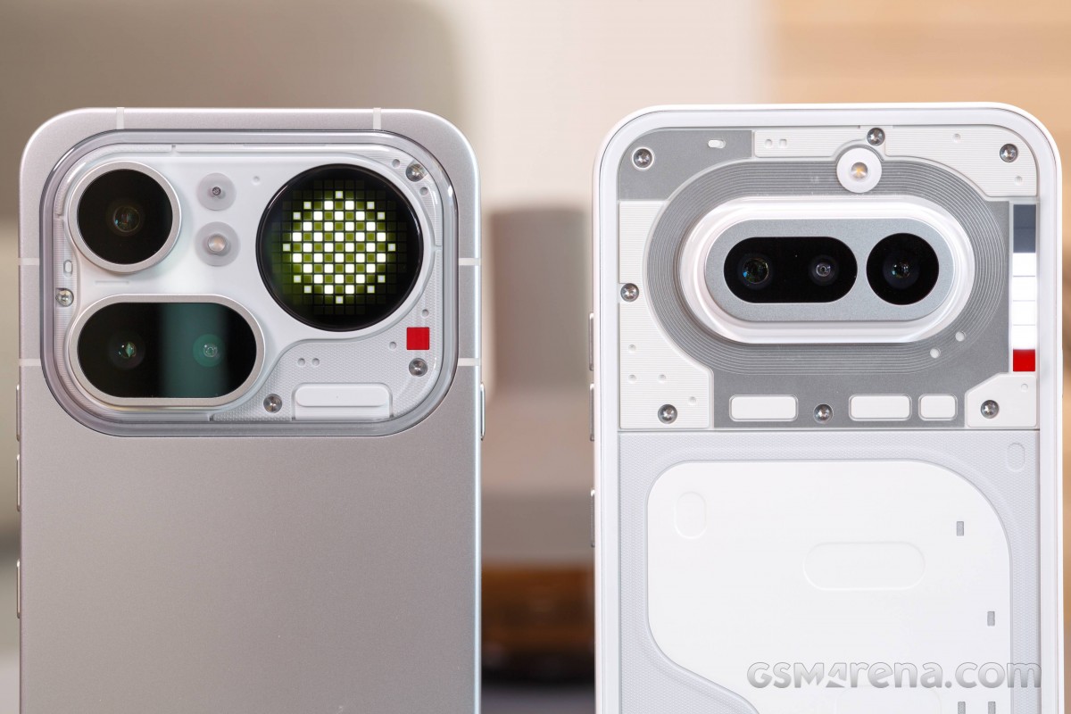 Слева: Nothing Phone (4a) Pro • Справа: Nothing Phone (4a)