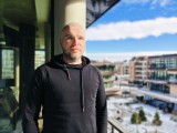 Human subjects, main camera (1x): Portrait mode 'Environmental' - 23mm, f/1.4, ISO 64, 1/505s (4096x3072px) - Realme 16 Pro+ review