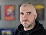 Human subjects, telephoto camera (3.5x): Portrait mode (regular) - 80mm, f/1.4, ISO 1600, 1/100s (4096x3072px) - Realme 16 Pro+ review
