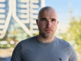 Human subjects, telephoto camera (3x): Portrait mode (85mm) - 85mm, f/5.6, ISO 72, 1/179s (4096x3072px) - vivo X Fold6 review