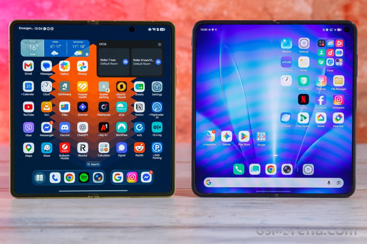 Слева: Honor Magic V6 • Справа: vivo X Fold6