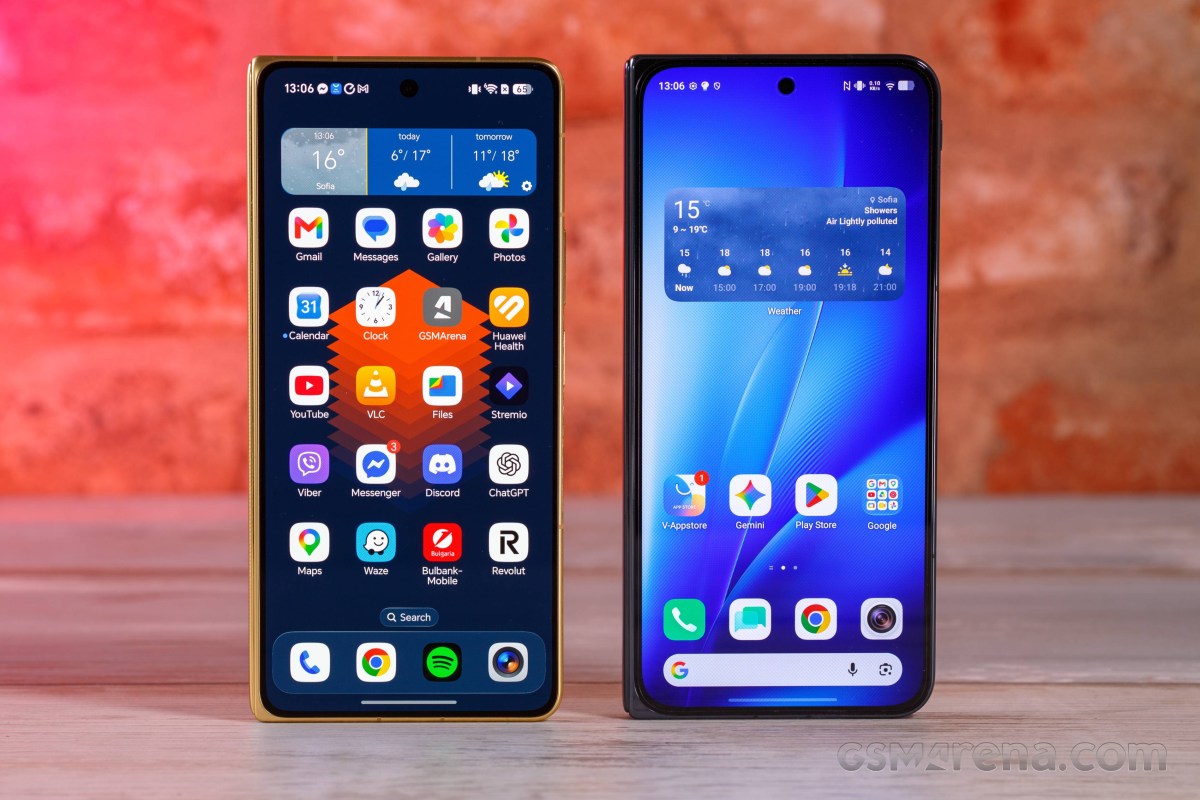 Слева: Honor Magic V6 • Справа: vivo X Fold6