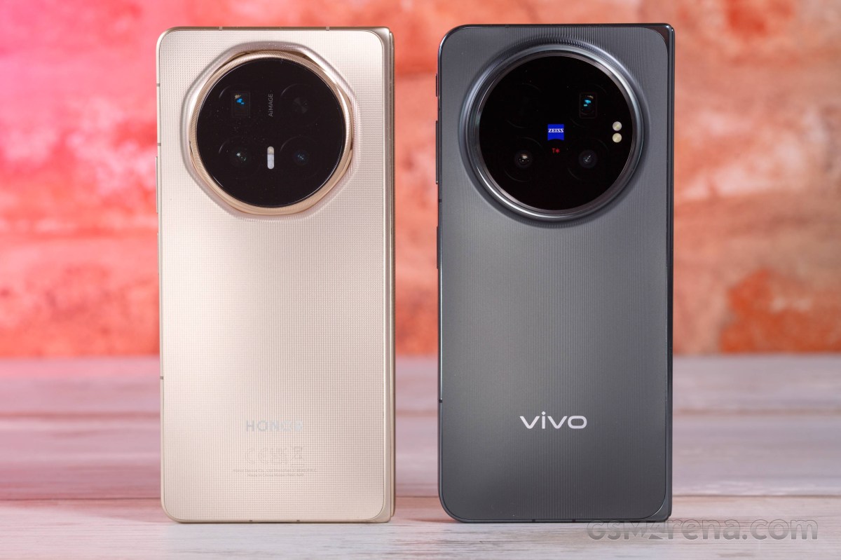 Слева: Honor Magic V6 • Справа: vivo X Fold6