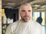 Human subjects, main camera (2x): Portrait mode - 50mm, f/4.0, ISO 247, 1/100s (4096x3072px) - vivo X500 Pro Max review